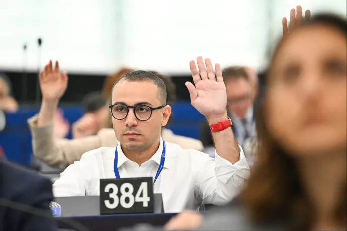 Huawei-ügy: Öt EP-képviselő mentelmi jogát kérték ki, egyikük ellen Fradi-meccs miatt nyomoznak