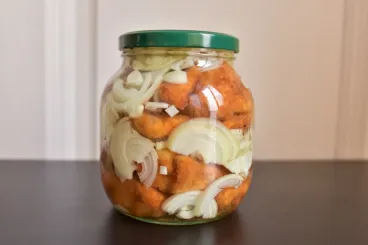 Amilyen bizarr, annyira egyszerű – a szigetközi ecetes halból még a szálkák is eltűnnek