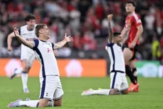 Kínos helyzetbe került az UEFA elnöke, nem jutott minden Tottenham-játékosnak érem a díjátadón