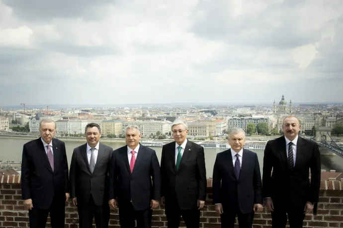 Recep Tayyip Erdoğan török, Szadir Zsaparov kirgiz elnök, Orbán Viktor miniszterelnök, Kaszim-Zsomart Tokajev kazah, Savkat Mirzijojev üzbég és Ilham Aliyev azeri elnök (b-j) a Türk Államok Szervezetének Informális Csúcstalálkozója után a Karmelitában 2025. május 21-én – Fotó: Fischer Zoltán / Miniszterelnöki Kommunikációs Főosztály / MTI