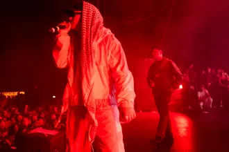 Terrorizmushoz kapcsolódó bűncselekmény miatt emeltek vádat a Kneecap egyik tagja ellen