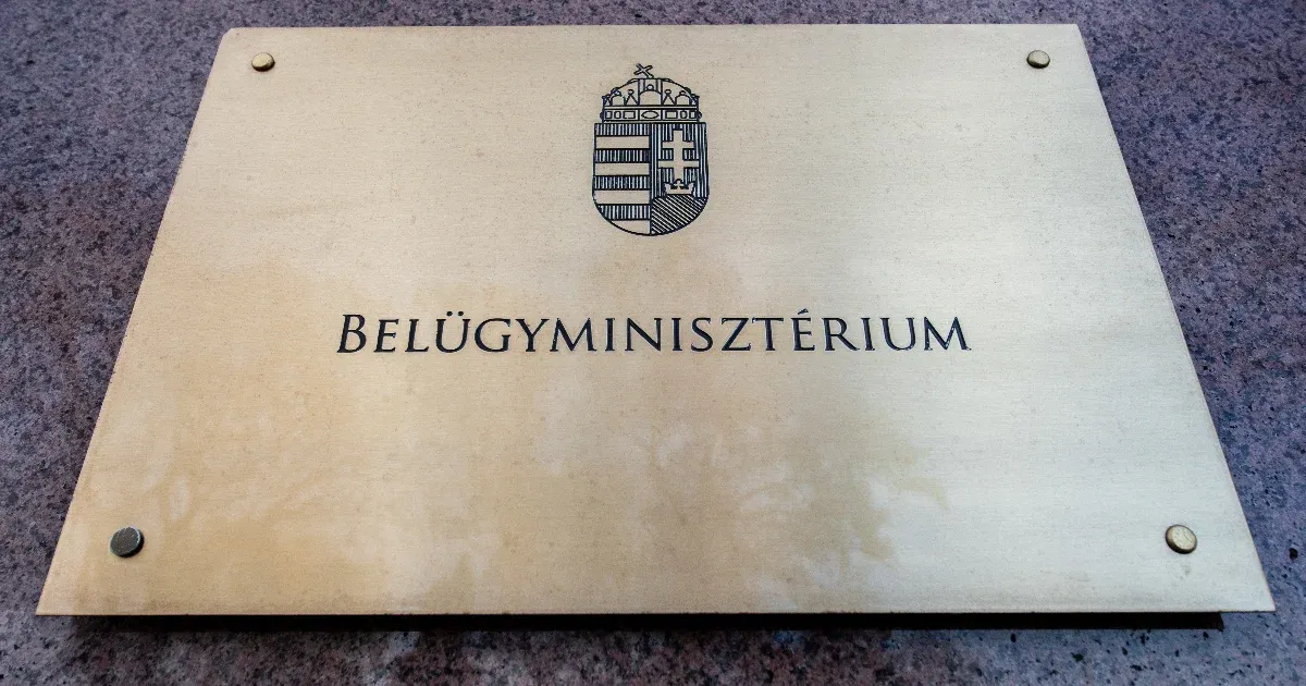 Visszavonta a Belügyminisztérium annak az ortopéd orvosnak a kinevezését, aki a saját magánrendelését reklámozta