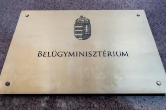 Több szakmai szervezetből is kirakta a Belügyminisztérium azt az ortopéd orvost, aki a saját magánrendelést reklámozta