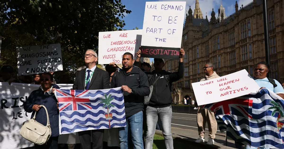 Már majdnem aláírták a megállapodást a britek, amikor egy bíró keresztbe tett szigeteik átadásának