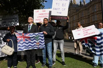 Már majdnem aláírták a megállapodást a britek, amikor egy bíró keresztbe tett szigeteik átadásának