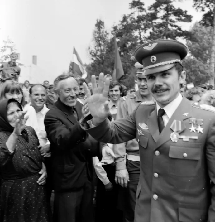 Farkas Bertalan szülőfalujába, Gyulaházára tett látogatásán 1980-ban – Fotó: Fortepan / Szalay Béla