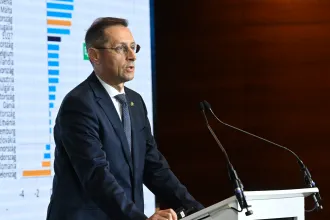 Varga Mihály: Minden területet érint a létszámleépítés a jegybanknál, és létszámstop is van