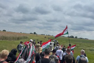 Tibi atya is Magyar Péterrel sétál