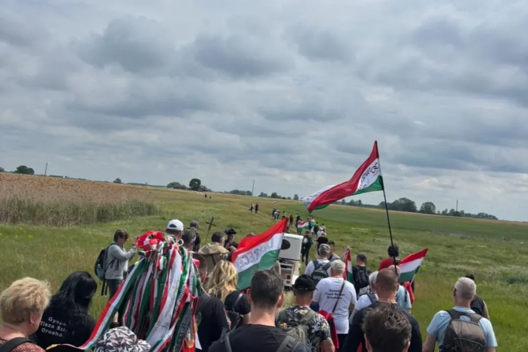 Tibi atya is Magyar Péterrel sétál