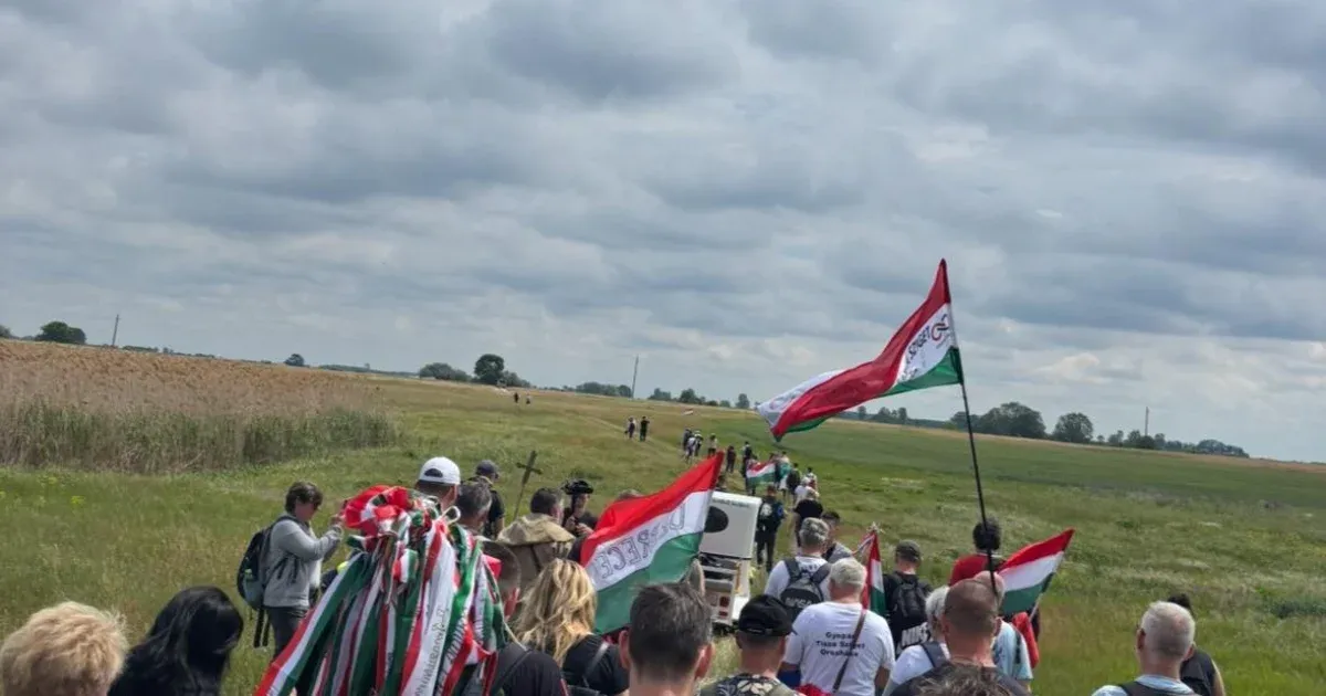 Tibi atya is Magyar Péterrel sétál