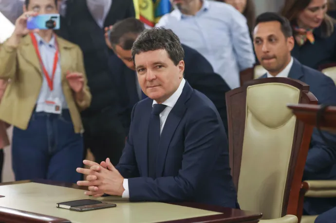 Nicușor Dan hétfőn délben teszi le a hivatali esküt