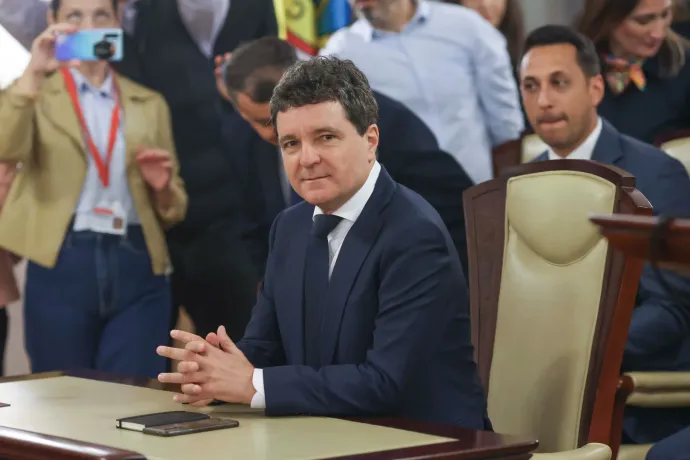 Nicușor Dan hétfőn délben teszi le a hivatali esküt