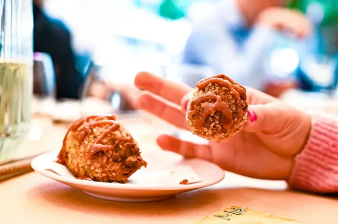 Sós churros paprikás habbal, tépett kacsás krokett szilvaszósszal, paprikás rizs ponttyal – Fotó: Mondovics Péter / Telex