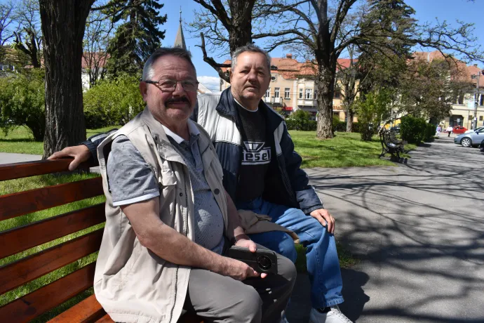 Két idősebb választó a központ egyik padján, akik Simiont alkalmatlannak gondolták – Fotó: Tőkés Hunor / Transtelex