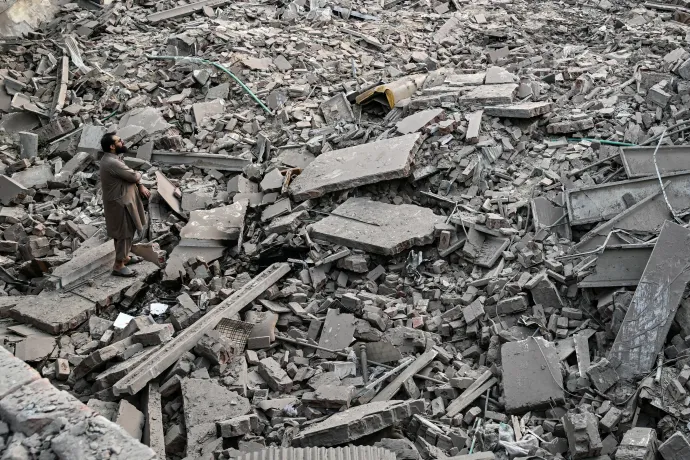 Helyiek állnak a lerombolt épületek törmelékein egy indiai légicsapás után Pakisztánban Lahortól 30 kilométerre, 2025. május 7-én – Fotó: Farooq Naeem / AFP