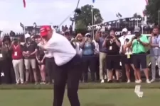 Trump már olyan kamuvideót oszt meg, amin egy golflabdával trafálja telibe Bruce Springsteent