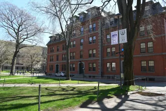 Megtiltja a Trump-kormányzat, hogy külföldi diákokat vegyenek fel a Harvardra