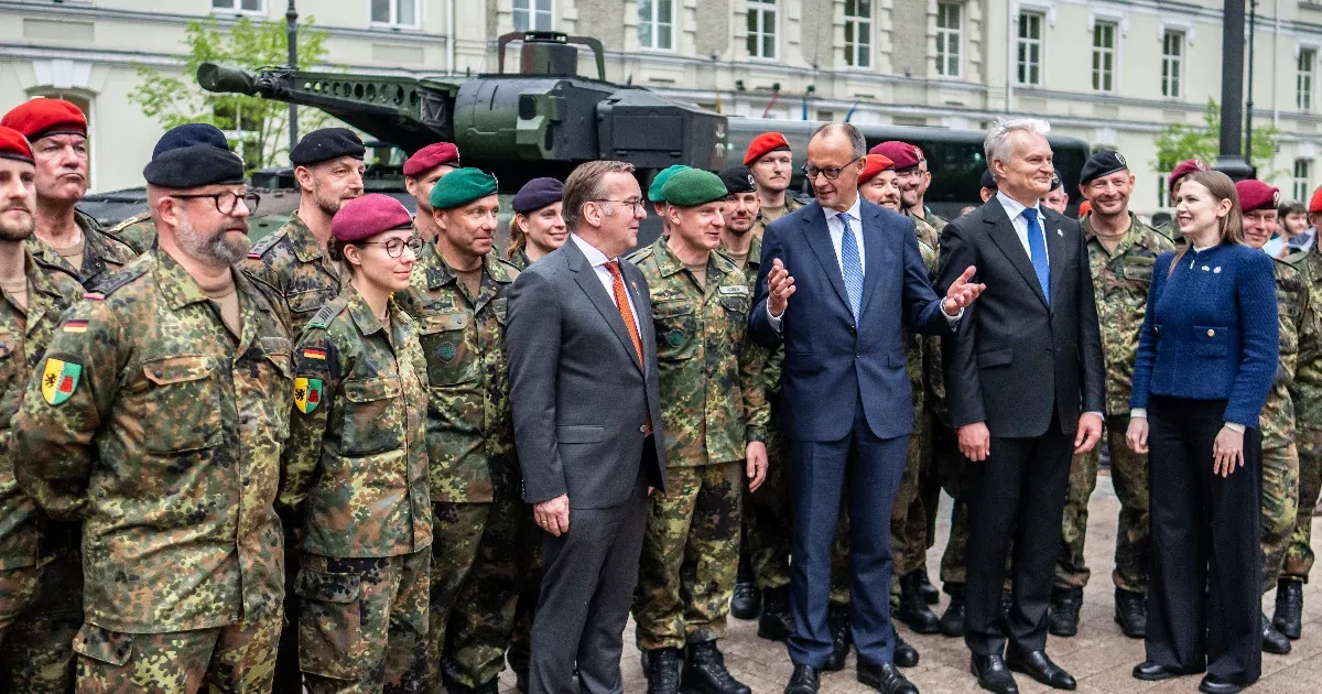 Merz Litvániában: A kezünkbe vesszük a NATO keleti szárnyának védelmét