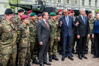 Merz Litvániában: A kezünkbe vesszük a NATO keleti szárnyának védelmét