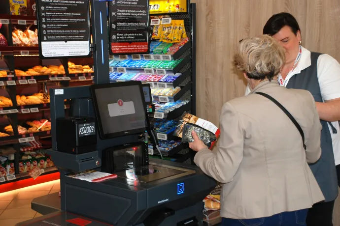 Az önkiszolgáló pénztárnál néha még kell egy kis segítség – Fotó: Móra Ferenc Sándor / Telex
