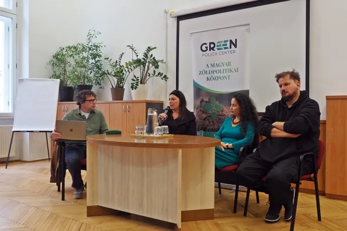 Dudás Gergely moderátor, Köves Alexandra ökológiai közgazdász, a Corvinus Egyetem docense, Hidvéghiné Pulay Brigitta, a PPKE Szent II. János Pál Pápa Kutatóközpont Teremtésvédelmi Kutatóintézet tudományos munkatárs és Pogátsa Zoltán közgazdász, szociológus – Forrás: Green Policy Center