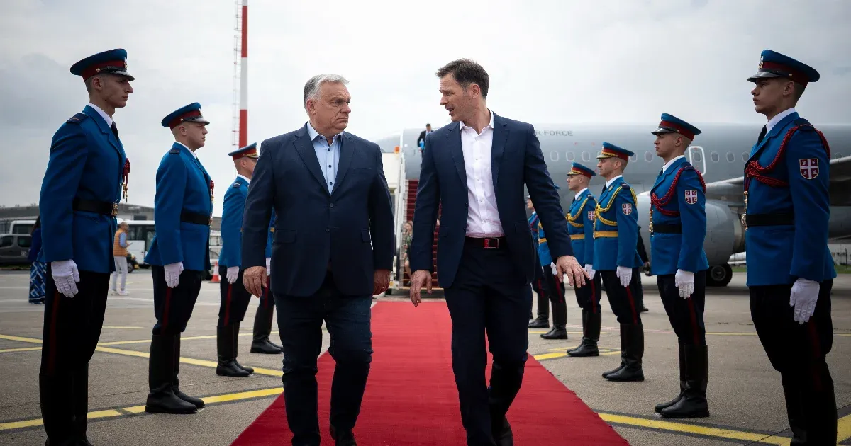 Orbán kĂnai párttitkárral tárgyalt a Karmelitában, aztán elutazott VuÄŤić szerb elnökhöz