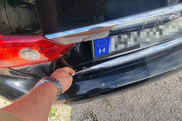 Hanyag javítás elöl, levált díszléc hátul – Fotó: Gor-Car