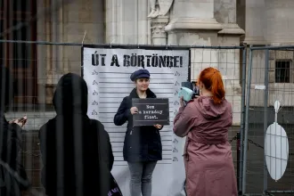 A rácsokon könnyű átlátni – közösségi börtönépítéssel reagált a Kutyapárt az ellehetetlenítési törvényre