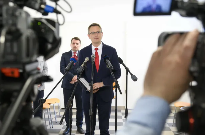 Rétvári Bence, az Emberi Erőforrások Minisztériumának parlamenti államtitkára, a térség Fidesz–KDNP-s országgyűlési képviselője beszédet mond a felújított egészségház ünnepélyes felavatásán Nagymaroson 2022. március 23-án. Mögötte Gaal Gergely, a Miniszterelnökség helyi szintű és hazai forrásból megvalósuló településfejlesztési programok összehangolásáért és népszerűsítéséért felelős miniszteri biztosa – Fotó: Szigetváry Zsolt / MTI