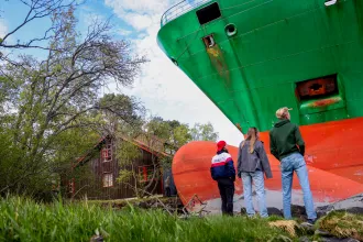 Turistalátványosság lett a konténerhajó, ami majdnem felöklelt egy parti házat, írja nem messze lakó olvasónk