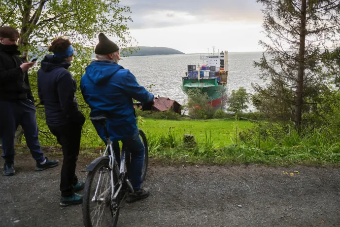 Turistalátványosság lett a konténerhajó, ami majdnem felöklelt egy parti házat, írja nem messze lakó olvasónk