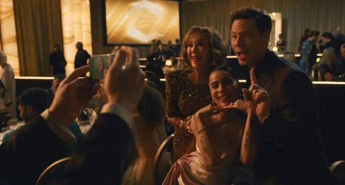 Catherine O'Hara, Zoë Kravitz és Ike Barinholtz – Forrás: Apple