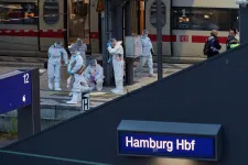 Őrizetbe vették a 18 embert késsel megsebesítő nőt Hamburgban