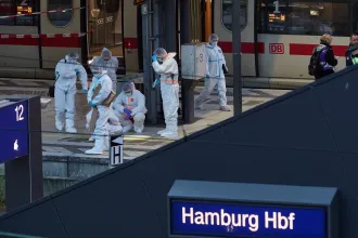 Őrizetbe vették a 18 embert késsel megsebesítő nőt Hamburgban