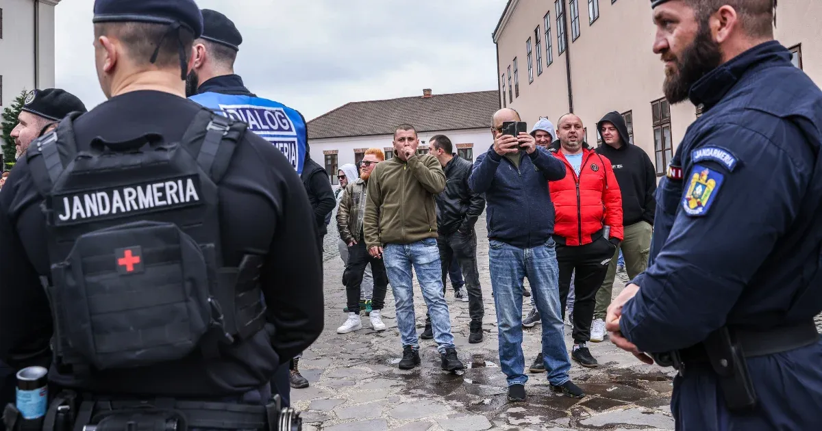 Kiabáló ellentüntetők várták Magyar Pétert Nagyváradon
