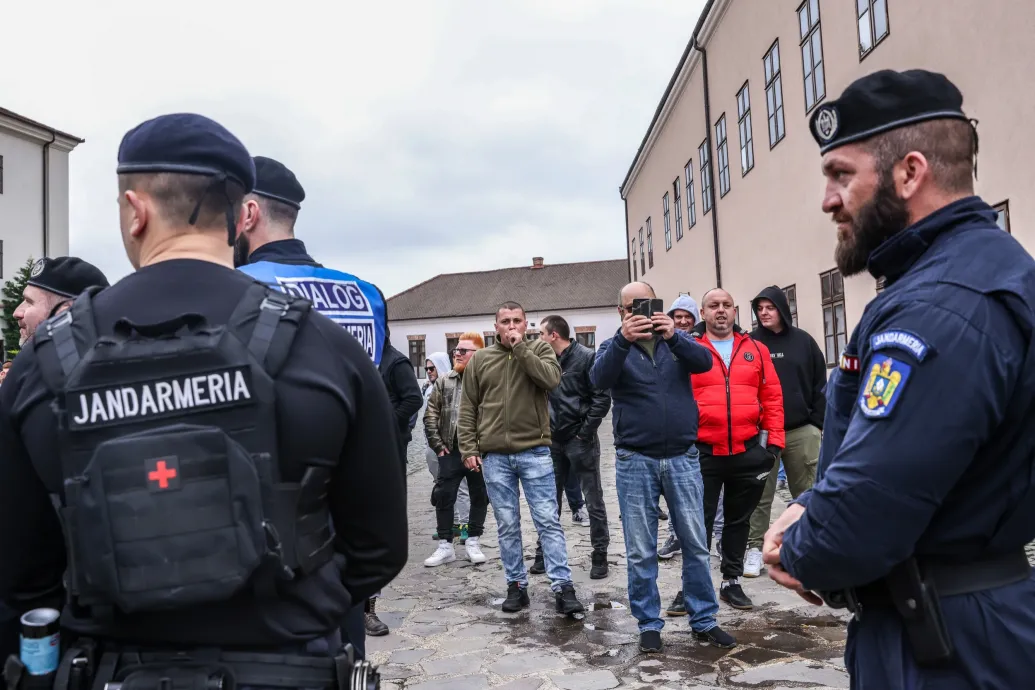 Kiabáló ellentüntetők is várták Magyar Pétert Nagyváradon