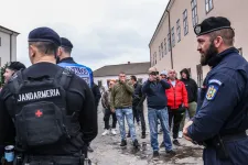 Kiabáló ellentüntetők is várták Magyar Pétert Nagyváradon