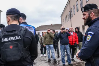 Kiabáló ellentüntetők is várták Magyar Pétert Nagyváradon