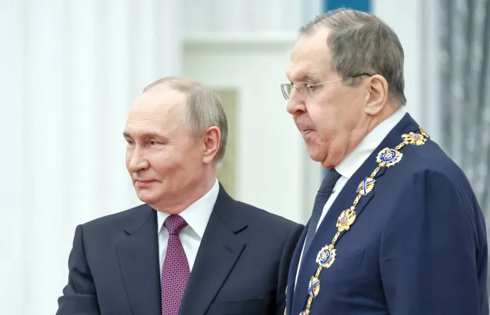 Vlagyimir Putyin kitüntette Szergej Lavrov orosz külügyminisztert 2025. május 22-én – Fotó: Alexander Kazakov / Pool / AFP