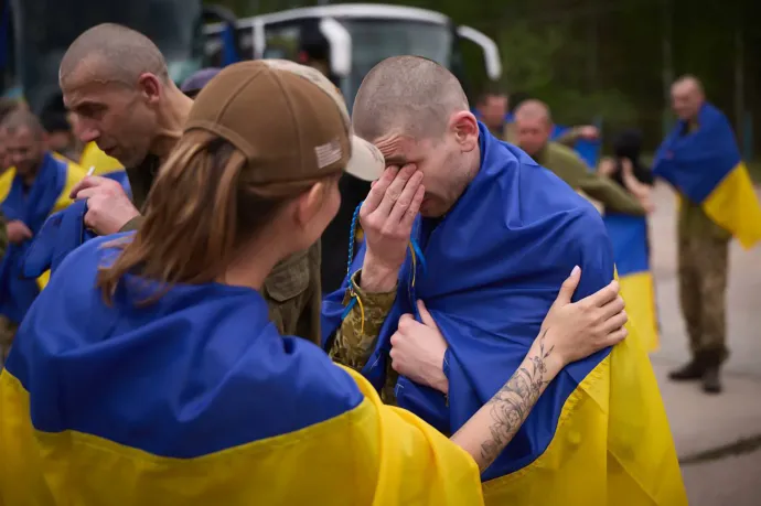 A fogolycserében kiszabadult ukránokról kiadott kép 2025. május 24-én – Fotó: Handout / Ukrainian Presidential Press Service / AFP