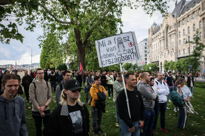 A rendőri erőszak és az ellehetetlenítési törvény ellen tüntettek a Széchenyi téren