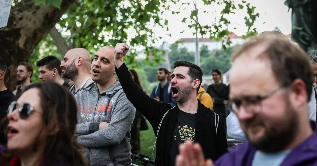 A rendĹ‘ri erĹ‘szak Ă©s az ellehetetlenĂtĂ©si törvĂ©ny ellen tĂĽntettek a SzĂ©chenyi tĂ©ren