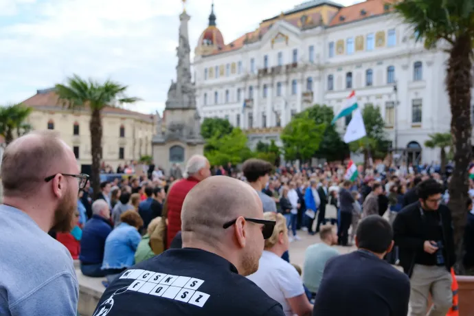 Mindig lesz, aki mer kérdezni – újságírók, tartalomkészítők tiltakoztak Pécsen az ellehetetlenítési törvény ellen