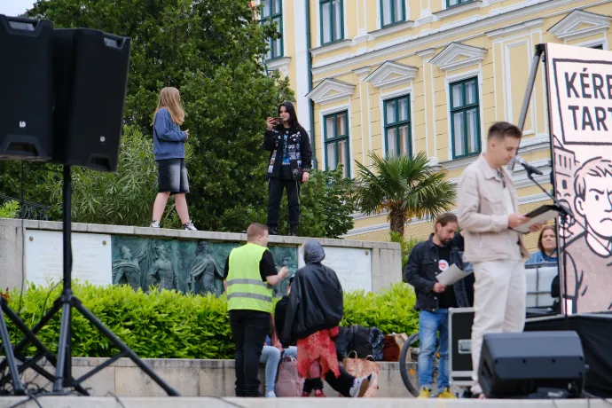 Nem mindig a felszólalókra terelődött a figyelem, a háttérben fiatalok szelfiztek – Fotó: Gűth Ervin / Telex