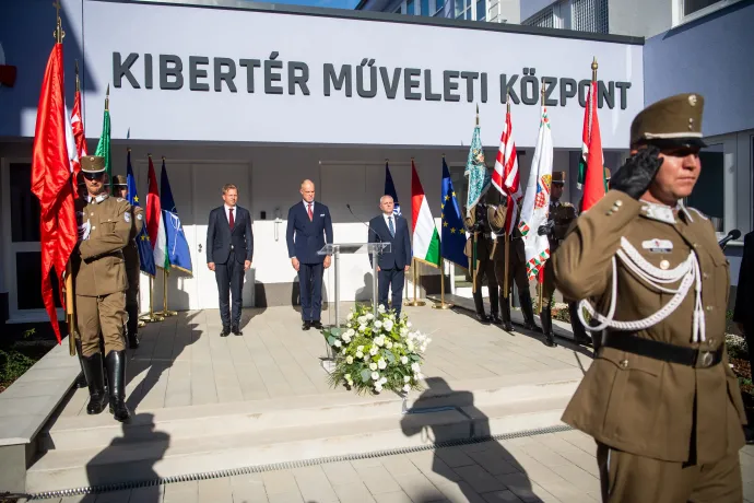 Barthel-Rúzsa Zsolt, a Katonai Nemzetbiztonsági Szolgálat működéséért felelős államtitkár, Szalay-Bobrovniczky Kristóf honvédelmi miniszter és Béres János altábornagy, a Katonai Nemzetbiztonsági Szolgálat főigazgatója (b-j) a szolgálat Kibertér műveleti központjának avatásán Budapesten 2023. október 2-án – Fotó: Balogh Zoltán / MTI