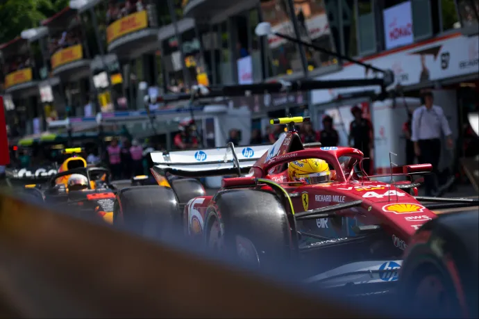 Hamilton három rajthelyes büntetést kapott Verstappen feltartásáért