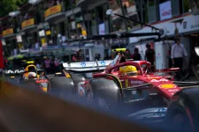 Hamilton három rajthelyes büntetést kapott Verstappen feltartásáért
