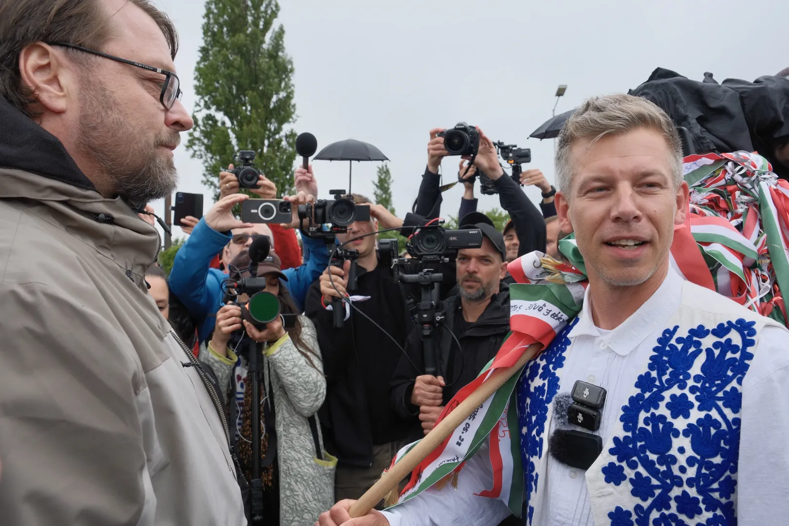 Kátai István, az erdélyi Tisza-sziget alapítója és Magyar Péter, a Tisza Párt elnöke – Fotó: Márkos Tamás / Transtelex