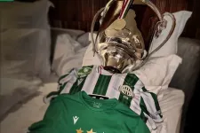Kubatov Gábor az ágyába dugta a serlegét