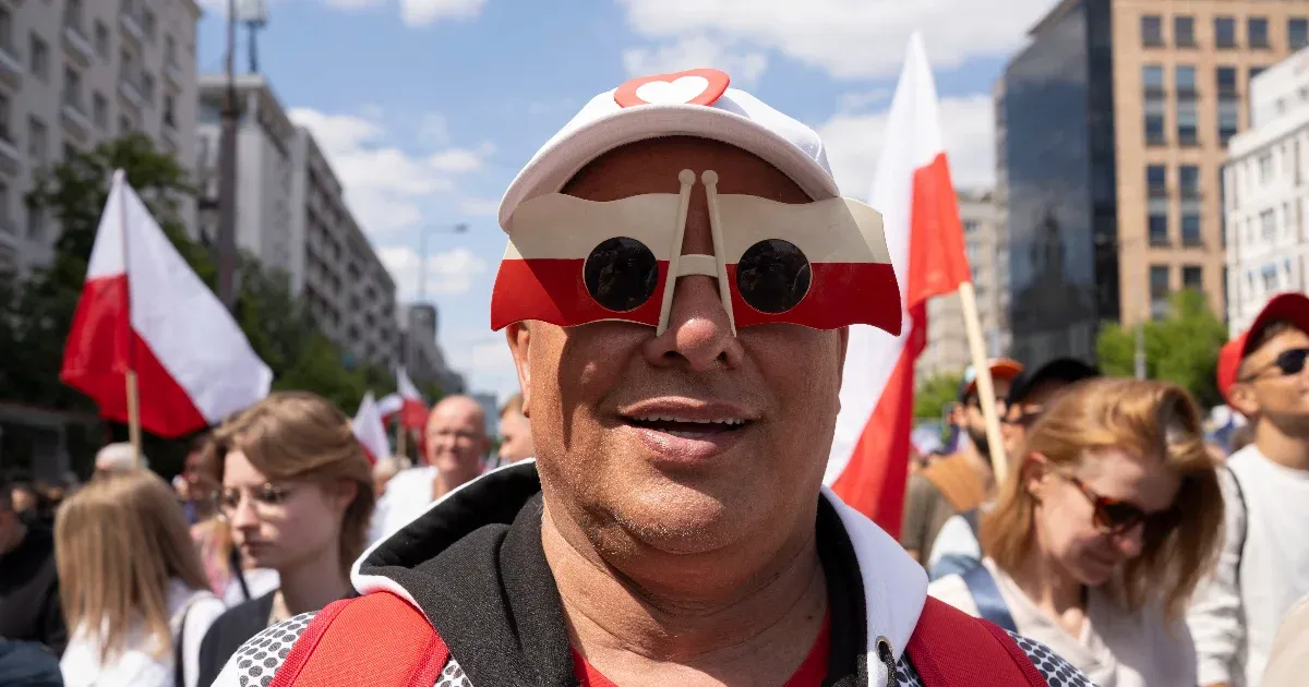Dupla felvonulás Varsóban: az elnökválasztás két jelöltjének hívei egyszerre demonstráltak